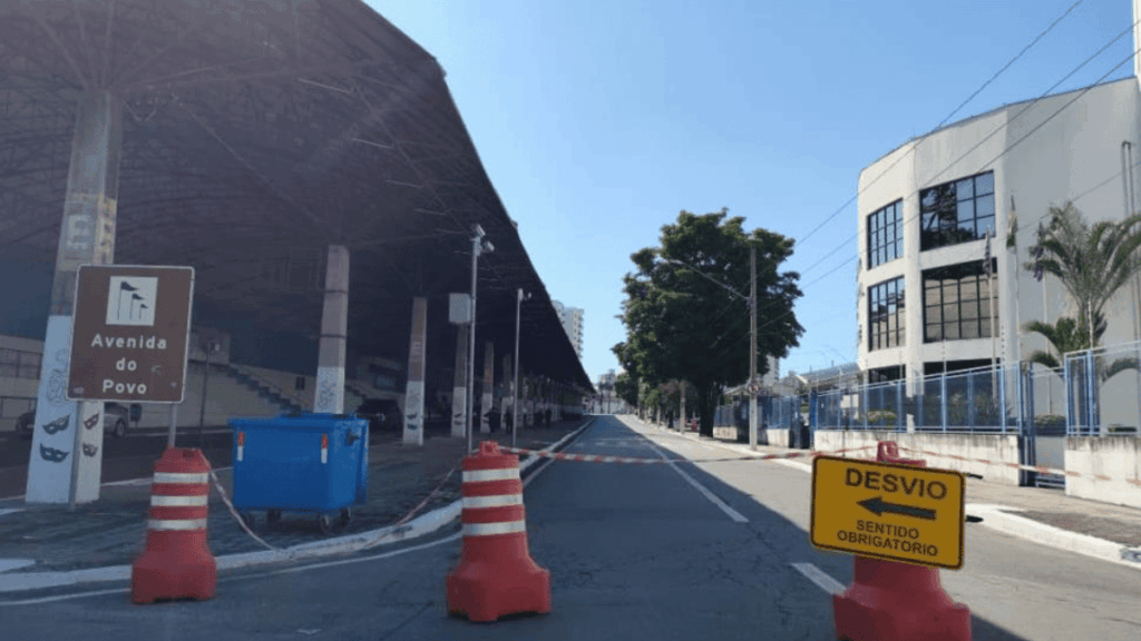 Interdição na Avenida do Povo em Taubaté
